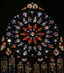 Fenster w135, Gott, Seraphim, musizierende Engel und zehn der Apostel. Die Lanzetten darunter enthalten späte C16-Figuren, die Schutzheiligen der damaligen Kanoniker: St. Jakob, St. Christophorus, St. Karl der Große