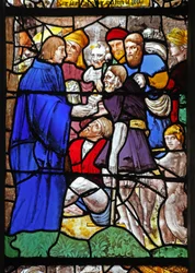 Fenster w18, das eine Szene aus dem Leben des heiligen Ivo darstellt