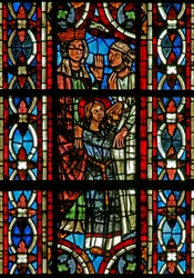 Fenster w211 zeigt eine Szene aus dem Leben der hl. Helena: das Wunder des Gefäßes, das zu Gold wurde