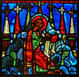 Fenster w29, Darstellung von St. Johannes auf Patmos, der an die sieben Kirchen Asiens schreibt