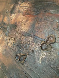 Rissige Bronze-Patina