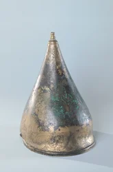 Helm mit eingravierter Verzierung, aus einem Grab in Berru, Marne (Bronze)