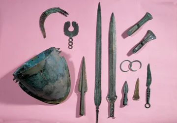 Gallische Kunst: Bronzehelm, Axt, Sichel, Schmuck, Schwert, Armreif, Spitze von Theil a Billy sur Loir