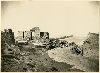 Tempelruinen mit Nil im Hintergrund