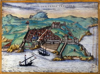 Ansicht der befestigten Stadt Tanger und der Küste, Marokko. Drei Schiffe ankern in Küstennähe. In „Ciuitates orbis terrarum Liber primus“ von Georgius Braun und Franz Hohenberg, Köln 1582