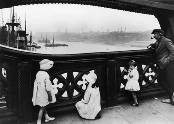 Menschen beobachten die Themse von der Tower Bridge, City of London