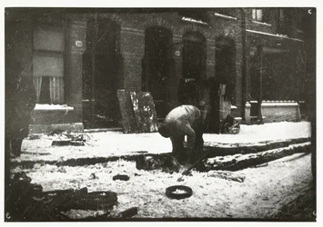 Bauarbeiter bei der Arbeit im Schnee in Amsterdam