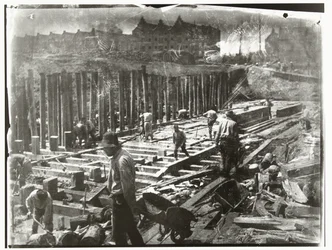 Bauarbeiter bei der Arbeit in einer Baugrube an der Van Diemenstraat in Amsterdam