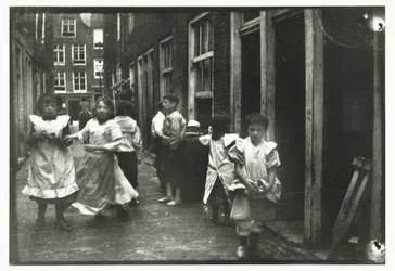 Spielende Kinder in einer Straße