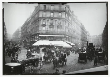 Straßenszene an einer belebten Kreuzung in Paris