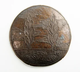 Konvexe Plakette mit Bäumen, Wolken und Blumen
