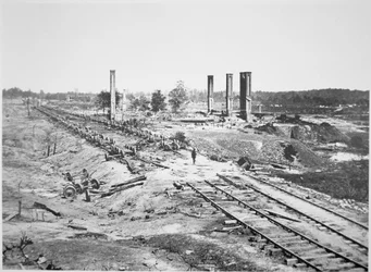 Ruinen von Hoods 28-Wagen-Munitionszug und der Scofield Rolling Mill, nahe Atlanta, Georgia, September 1864