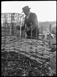 Ein Hürdenmacher bei der Arbeit in der Nähe von Alton