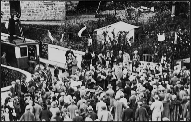 Menschenmenge am Flora Day für den Helston Furry Dance, 1925-35