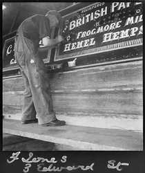 Frank Jones bei der Arbeit am Namensschild eines Lastkahns, 20. Jahrhundert