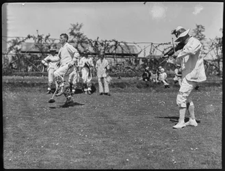 Mitglieder der Bampton Morris Gruppe führen einen Tanz auf