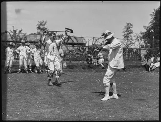 Mitglieder der Bampton Morris-Truppe bei einem Tanz