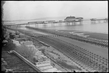 Der Strand von Shanklin, mit zwei Reihen von Admiralitätsgerüsten