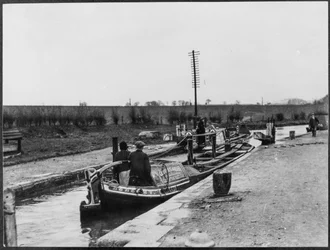 Zwei Kanalboote passieren eine Schleuse am Grand Union Canal in der Nähe von Marsworth