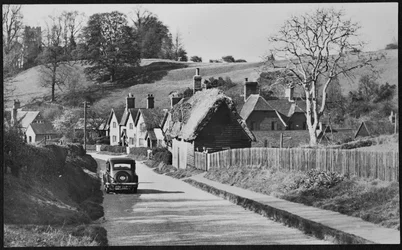 Blick entlang Sandhill Close, mit der St. Michael