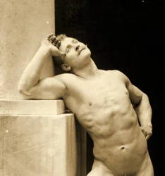 Eugen Sandow in klassischer antiker griechisch-römischer Pose, um 1894