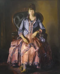 Emma in einem lila Kleid