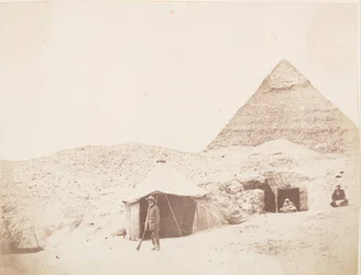 Der Fotograf vor seinem Zelt auf dem Gelände der Pyramide von Khafre Chephren, 1851