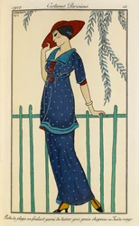 Strandkleid aus Seidentuch mit Tussor-Grosgrain-Besatz, Hut aus rotem Wildleder. Costumes Parisiens Nr. 15. Frau trägt ein Strandkleid und einen Rohseidenschal mit Grosgrain-Besatz in gepunktetem Blau und einen roten Hut.