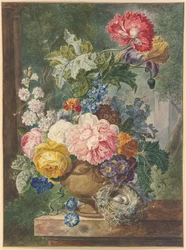 Blumenstrauß in einer Vase, dabei ein Vogelnest