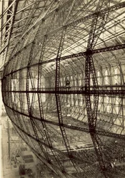 Das Gerüst des Luftschiffs LZ 130 im Bau