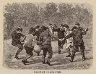 Jungen spielen Fußball mit einem großen Ball