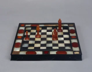 Schachbrett (Ebenholz, Perlmutt, Bernstein und Holz)
