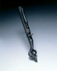 Kombinierter Radschlossschlüssel und Pulvermaß, ca. 1625-50