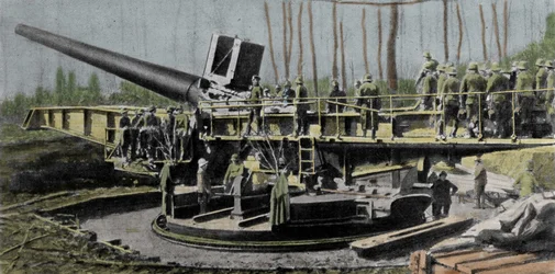 Oft mit der Dicken Bertha verwechselt, ist das Paris-Geschütz (Wilhelmgeschütz) das geheimnisvollste der deutschen Geschütze des Ersten Weltkriegs. Kaliber 210 mm; Länge 36 m; Reichweite 126 km; Gesamtgewicht 750 T; Geschossgewicht 105 kg bei 1600 m/s. 19