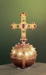 Der Reichsapfel der Kaiser des Heiligen Römischen Reiches, westdeutsch, spätes 12. Jahrhundert (mit Goldfolie überzogene harzige Masse, mit Perlen verziert)