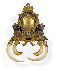 Trophäe, München, ca. 1845 (vergoldetes Bronze, Silbermontierte Eberzähne)