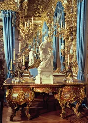 Schreibtisch und Statue von Ludwig XV. im Spiegelsaal
