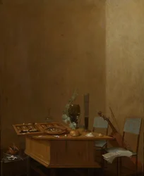 Stillleben mit Tric-Trac-Spiel auf einem Holztisch, Stühle und ein Cello rechts