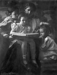 Frau und Kinder beim Lesen
