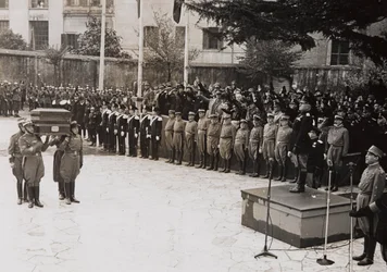 Benito Mussolini leitet ein Staatsbegräbnis eines Garibaldi-Soldaten