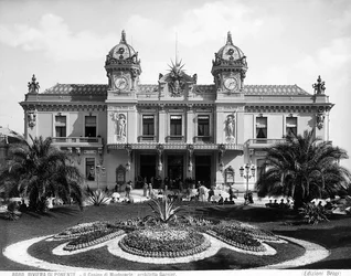 Fassade des Casinos von Montecarlo. Eine Menschenmenge belebt die Treppe am Eingang