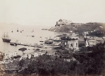 Panorama des malerischen Golfs von Baia (Neapel), gesprenkelt mit Segelbooten. Im Vordergrund gegenüber dem kleinen Kai befindet sich der Tempel der Venus. Im Hintergrund, auf einem Vorgebirge gelegen, das Schloss des Vizekönigs aus dem 16. Jahrhundert
