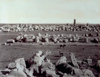 Panorama der Überreste des Tempels der Minerva und des Tempels des Apollo in Selinunte. Ein Mann zu Pferd befindet sich unter den Ruinen der archäologischen Stätte