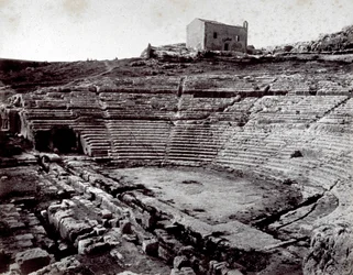 Die Überreste des griechischen Theaters in Syrakus im Monumentalpark der Neàpoll. Im Vordergrund die halbkreisförmige Orchestergrube und die Cavea