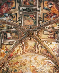 Gewölbedetail des Presbyteriums, Darstellung der Kreuzigung und Szenen aus dem Alten und Neuen Testament
