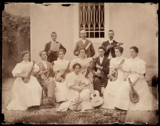 Gruppenporträt sitzender Musiker, ca. 1900