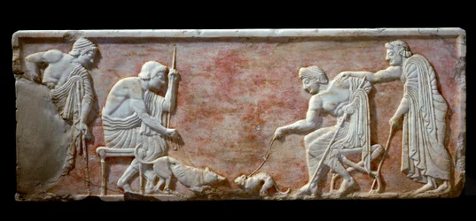Griechische Kunst: Kouros-Basis, die zwei junge Männer zeigt, die einen Hund und eine Katze anstacheln - Marmorrelief, 510-500 v. Chr.