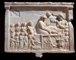 Griechische Kunst: Relief, das eine Bankettszene darstellt (Detail)
