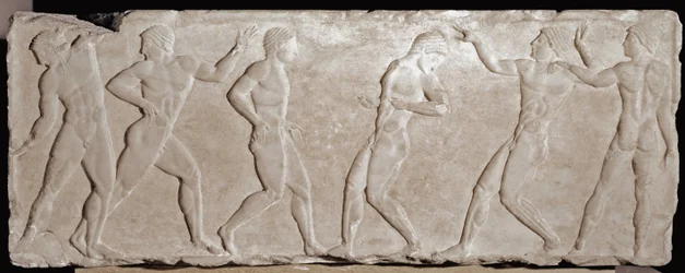 Marmorner Reliefsockel eines Grabkouros mit der Darstellung von sechs Athleten. 510-500 v. Chr. Von der Akropolis in Athen. Nationales Archäologisches Museum, Athen