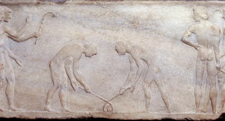 Kunst des antiken Griechenlands: Ballspiel mit Lacrosse (Prinzip des heutigen Hockeys). Flachreliefskulptur. Athen, Archäologisches Museum